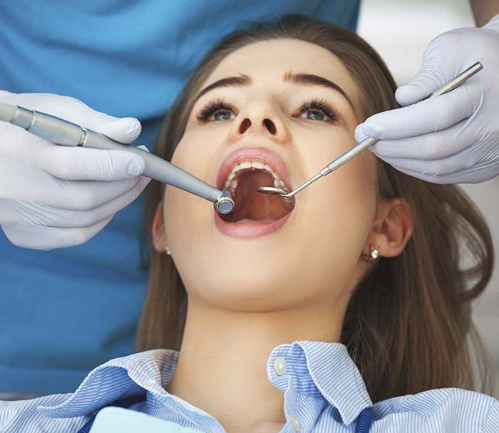 Chica en odontología